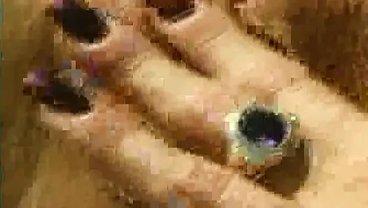 Baştan çıkarıcı kızlar havuz kenarında büyük dildo paylaşıyor