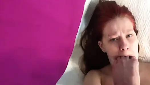Güzel kızıl saçlı ayaklarımı ve ayak parmaklarımı emiyor bakış açısı