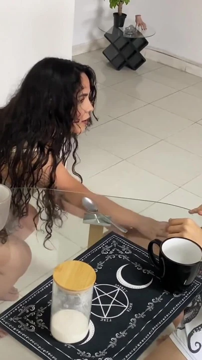 Üvey kız kardeşim gitti ve büyük götlü latin en iyi arkadaşı, bana sakso çekti! - İSPANYOLCA PORNO | Klip 1