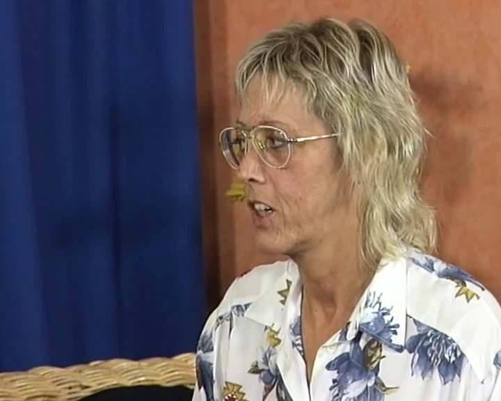 परिपक्व जर्मन सुनहरे बालों वाली पेशेवर की तरह मोटे लंड की सवारी करती है