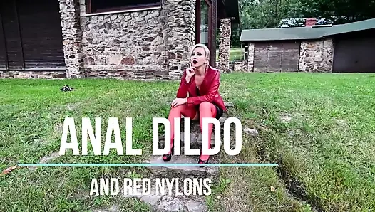 Büyük lastik dildo ile açık havada anal sikiş