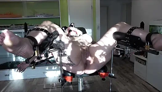 Zevkim için kullanılan jinekolojik sandalyede seks kölesi