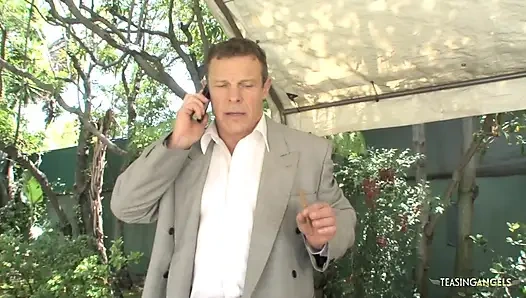 İşadamı oral zevk alışverişi yaptıktan sonra beyaz çoraplı azgın bir sarışınla sikişiyor