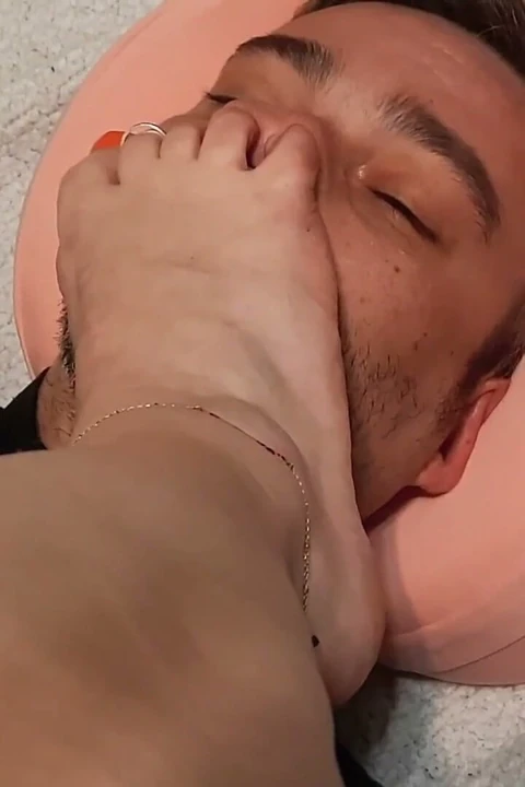 Lezzetli ayaklarım tarafından itaatkar!