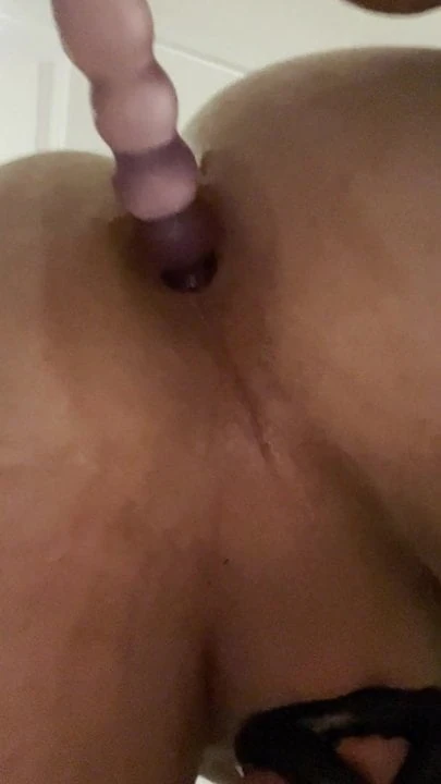 Задница сама играет