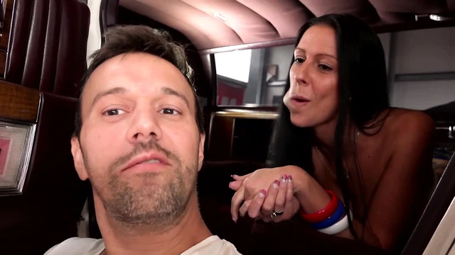 Seksi büyük götlü esmer sert sikişin ve sıcak döllerin tadını çıkarıyor