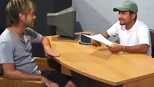 İki adam ofiste eşcinsel sikişiyor