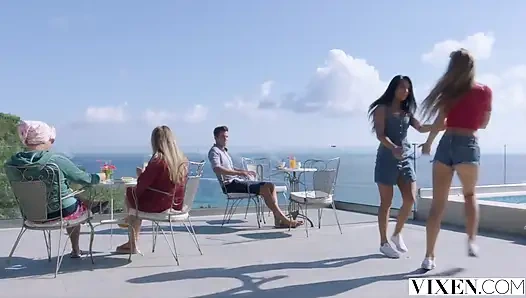 Vixen iki en iyi arkadaş tatilde rahat bırakıyor