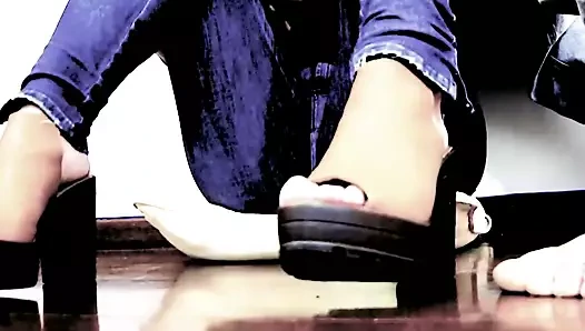 Evli kadın ülke partisinde oral seks verir.