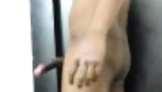 Sıcak erkek arkadaşım vücudunu gösteriyor