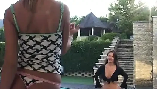Tatlı kız banyoda domalıyor ve dildoyla sikiliyor