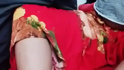 Hintli azgın kız sevgilisi tarafından sikiliyor