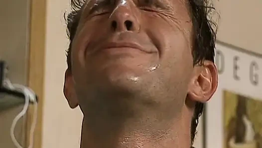 Klasik Alman kızlar anal grup seks için barda sikiliyor