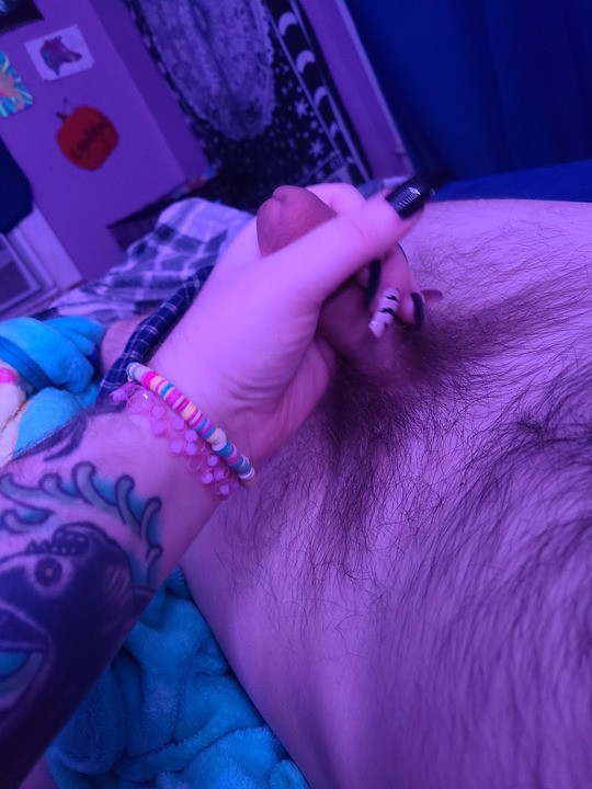 Dövmeli bbw akriliklerle koca handjob verir