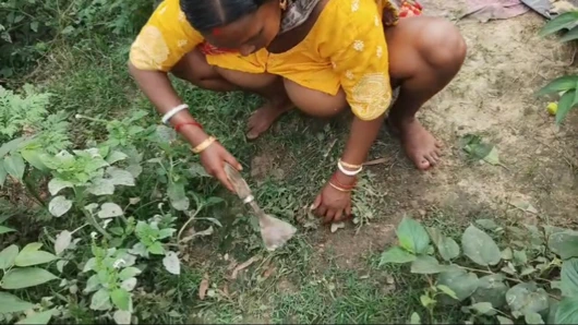 Indian hot wife ki Jungle Safai karte waqt chudai ki