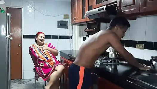 Üvey annem mutfakta azıyor ve sonunda sikişiyoruz. Bölüm 1