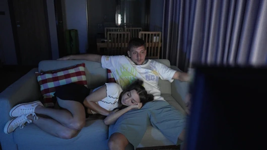 Ailem yan odadayken arkadaşım beni tekrar sikti ve göğüslerimin üstüne geldi