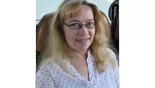 Jacqueline boşalmak için bir geri sayım verir