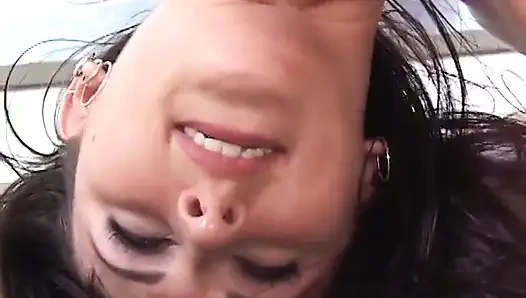 Tıraşlı amcığı sert sikilirken salyalı esmer inliyor