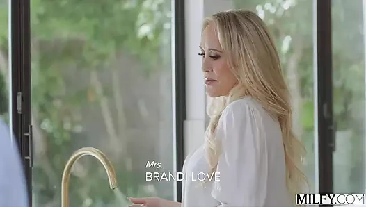 Orta yaşlı seksi ateşli evli kadın Brandi kocasının 2 genç istekli stajyerini baştan çıkarıyor