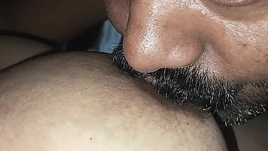 Bu benim 12 videom tamamlandı, üvey annesinin acımasızca üvey kardeşinin şişman götünü ve amını sikiyor.