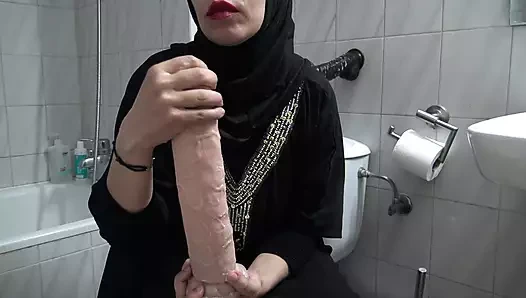 Ateşli karım umumi tuvaletin önünde mastürbasyon yapıyor