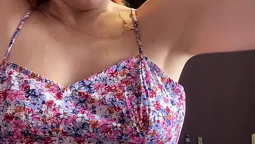 Güzel elbiseli kızıl saçlı kadın kaslarını ve göğüslerini gösteriyor, ne kadar güçlü ve üstsüz nasıl boks yapıyor