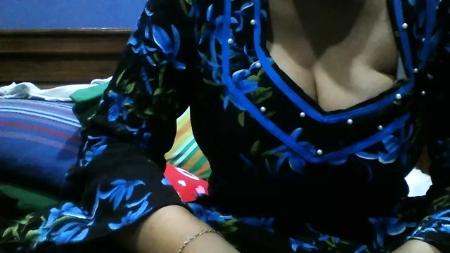 Tamil teyze büyük memeli web kamerasında