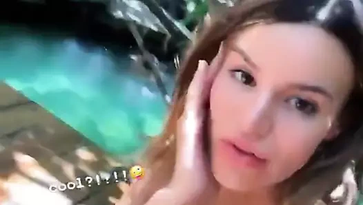 Madison Grace Reed açık hava restoranında seksi selfie