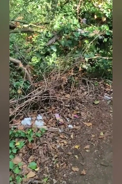Dışarıda tamamen dolu 2 prezervatif buldum
