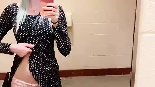 Genç Amber tuvalette parmaklanıyor