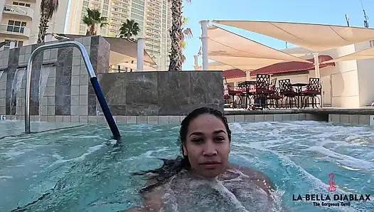 Rahatlatıcı orta yaşlı seksi kadın jakuzi lofi melodileriyle sırılsıklam