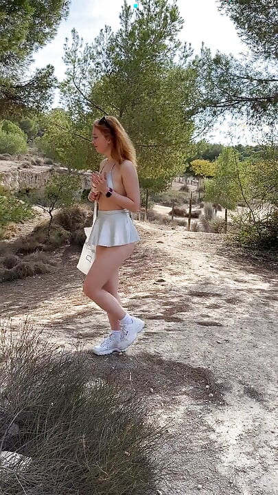Kışkırtıcı kıyafetle parkta her yere çöp atıyor