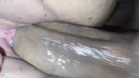 Kremsi pürüzsüz tıraşlı amcığın büyük yarakla sikilmesinin çok güzel yakın çekimi. Sikiş sesleri ağız sulandırıyor.