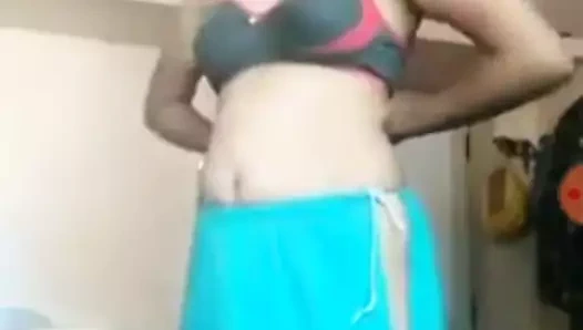 Bhabhi vücudunu gösteriyor