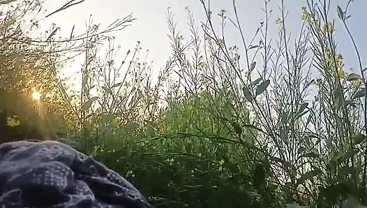 Hintli köylü kadın açık havada devar tarafından sikiliyor