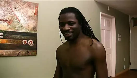 Büyük siyah üvey baba yarağı genç üvey kızının amını dolduruyor!