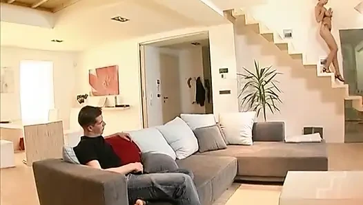 Seksi kırmızı iç çamaşırlı esmer kadın gırtlağına kadar alıyor ve erkek arkadaşının büyük yarağını alıyor