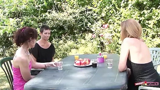 Büyük bir dildoyu amına sokuyor ve sonra orta yaşlı seksi kadının sevdiği şey sikişiyor