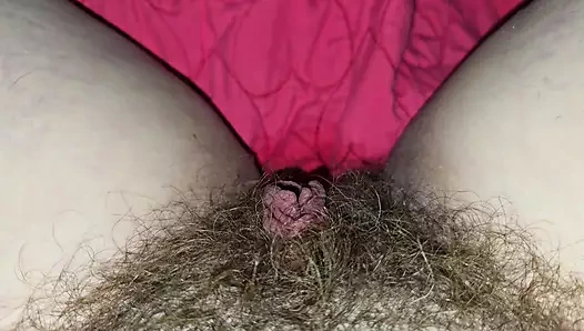 Orgazm olana kadar klitoris pompalıyor ve şaplak atıyor.