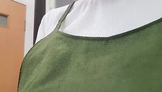 Evli bir kadın banyoda bacaklarını açıyor ve mastürbasyon yapıyor