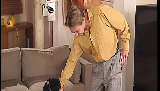 Dövmeli esmer Alman genç erkek avcısı ev hanımı anal seks yapıyor ve biniyor