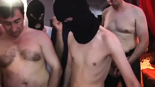 Olgun esmer sürtük grup seks yapıyor ve her delikten döl damlıyor