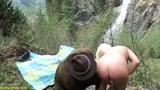 Sarışın Alman genç kız sert büyük yaraklı anal dağlarda sikiliyor