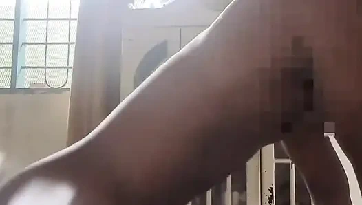 Bu büyük siyah yarakla götünü deli gibi oynatıyor