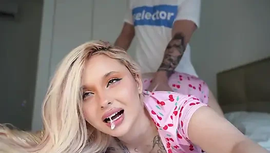 Nika bakire üvey erkek kardeşine nasıl sikişmesini öğretiyor