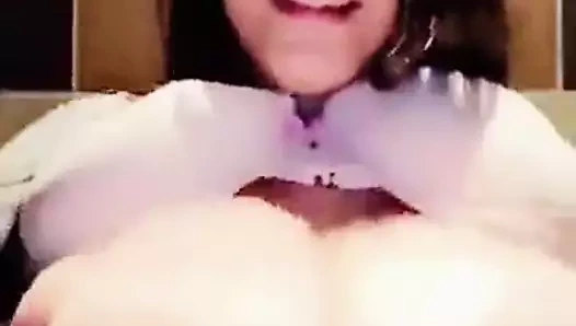 Busty esmer latina büyük göğüslerini açığa çıkarıyor!