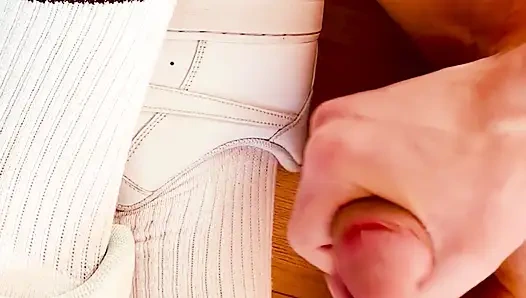 Nike AF 1 spor ayakkabım ve çoraplarımla yakın çekimde mastürbasyon yapıyor