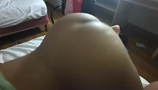Götümü twerk ettim sonra oda arkadaşımın büyük yarağına düştüm ve götüme boşalıyor