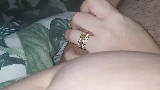 Üvey anne üvey oğluna yarağına dokunarak sürpriz yaptı